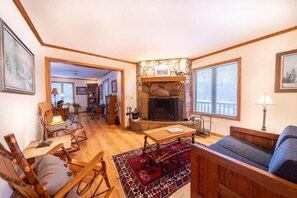 Smart TV, fireplace - YR36-Complete update 2024! Fire Pit! Hot Tub! (Davis)