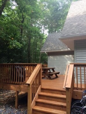 Outdoor dining - Beautiful Home Minutes Away From Many Attractions (Albrightsville)