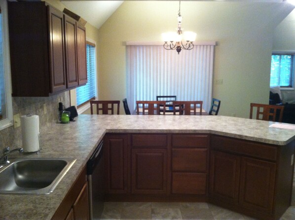 Fridge, microwave, oven, stovetop - Beautiful Home Minutes Away From Many Attractions (Albrightsville)