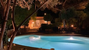 A swimming pool surrounded by trees and patio furniture. - Saint Raphael beautiful villa 170 m2 swimming pool, very quiet, comfortable, residential  (Saint-Raphaël)