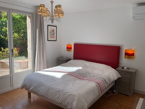 4 chambres, bureau, fer et planche à repasser, lit parapluie