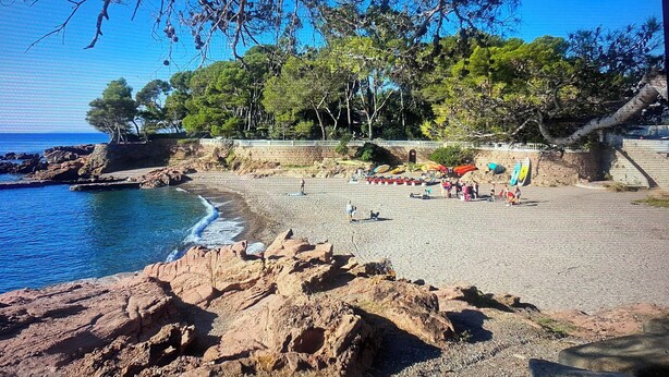 A rocky beach with a clear view of the sea, a sandy area with people and canoes, and trees in the background. - Saint Raphael beautiful villa 170 m2 swimming pool, very quiet, comfortable, residential  (Saint-Raphaël)