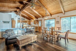 Smart TV, caminetto, videogiochi, tavolo da calcetto