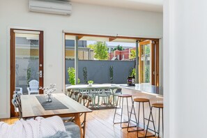 تناول الطعام بالخارج