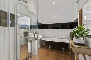 Baignoire, articles de toilette gratuits, sèche-cheveux