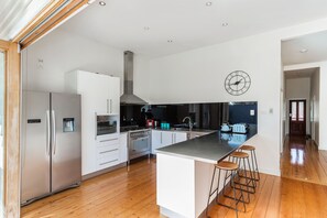 ثلاجة، ميكروويف، فرن، موقد طهي مسطح