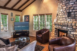 Smart TV, chimenea, libros, videoteca
