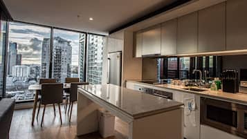 Frigorífico grande, microondas, horno y placa de cocina