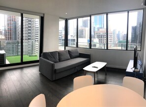 Appartement panoramique, 2 chambres, vue sur la ville | Draps en coton égyptien, literie de qualité, ameublement unique, bureau