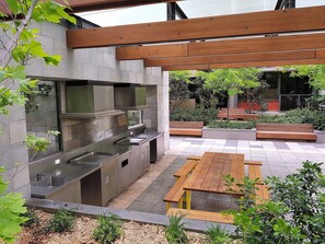 BBQ/picnic area - ReadySet Apartments at Upper West Side (Melbourne)
