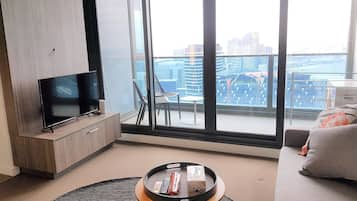 Departamento panorámico, 2 habitaciones | Área de sala de estar | Televisión de pantalla plana, Netflix y servicios de streaming