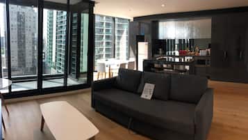 Apartamento Deluxe, 3 habitaciones, vistas a la ciudad | Zona de estar | Una televisión de pantalla plana, Netflix, servicios de streaming