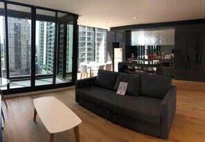 Appartement Deluxe, 3 chambres, vue sur la ville | Aire de séjour | Téléviseur à écran plat de 42 po avec télévision numérique, téléviseur