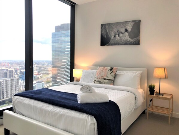 Egyptian cotton sheets, premium bedding, individually furnished, desk - ReadySet Apartments at Upper West Side (Melbourne)