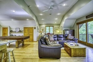 Una televisión, una chimenea