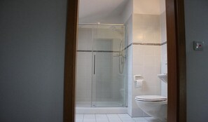 Dusj, hårføner og håndklær