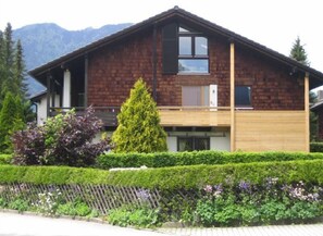 Exterior - Maisonette apartment with mountain panorama for up to 5 people, 65 sqm, 1 bedroom (Bayerisch Gmain)