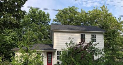 Remontoitu historiallinen koti - kävelymatkan päässä kaikista keskustan aktiviteeteista!