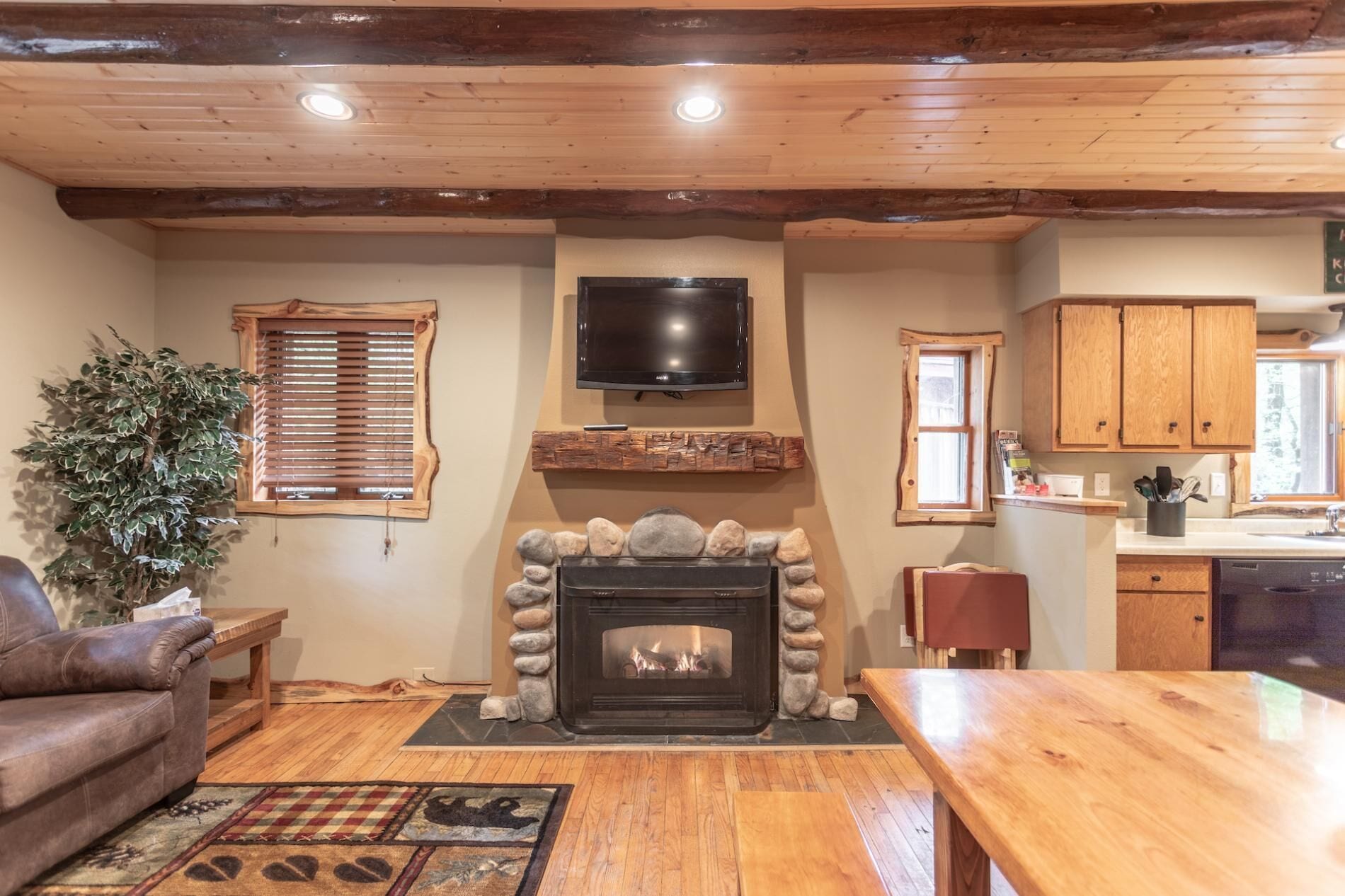 Eagles Nest Retreat! Private Decks In Town