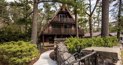 ***¡Nuevo listado! Eagles Nest Northwoods Retreat! Magníficas vistas. Cubiertas privadas ***