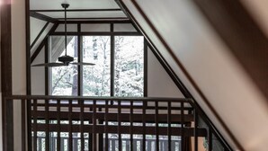 Eine Treppe mit Holzgeländer und Deckenventilator.