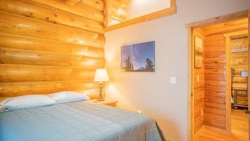 3 soverom, skrivebord, strykejern/-brett og reiseseng for barn