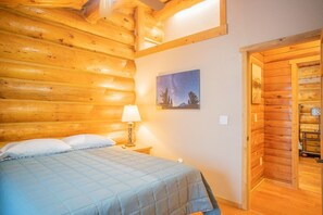 3 bedrooms, desk, iron/ironing board, travel cot - Tucked Away Timber Upper Suite (Fairbanks)
