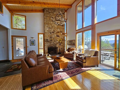 ML06-New owner/Updates! Trail to Lake! Views! hot tub! A/C!