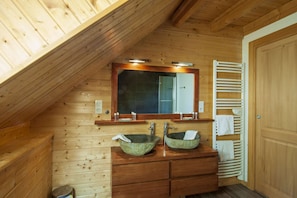 Combined shower/tub, hair dryer, towels