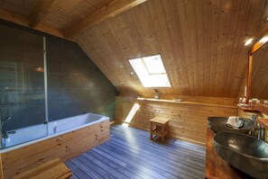 Kombinert dusj/badekar, hårføner og håndklær