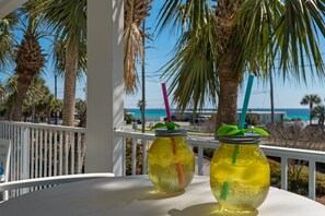 Outdoor dining - BEAUTIFUL WATER VIEWS ~ RELAXING COASTAL DECOR! (Destin)