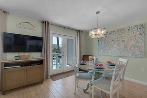 Dining - BEAUTIFUL WATER VIEWS ~ RELAXING COASTAL DECOR! (Destin)