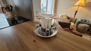 Une cuisine dotée d'un îlot central, d'une chaise en osier, d'une lampe et d'une fenêtre offrant une belle vue.