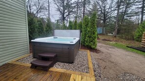 Outdoor spa tub - Amazing Dome! Panoramic Barrel Sauna! Hot Tub! Sleeps 6 Pet Friendly, Fire Place (Interlochen)