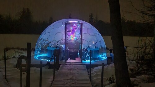 Amazing Dome! Panoramic Barrel Sauna! Hot Tub! Sleeps 6 Pet Friendly, Fire Place