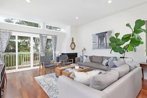 Älytelevisio, takka, DVD-soitin, kirjoja