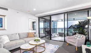 Smart TV, streaming services, offices - Sealuxe Seaview Suites - Central Surfers Paradise (Surfers Paradise)
