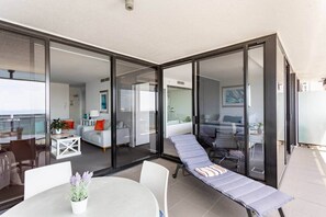 Outdoor dining - Sealuxe Seaview Suites - Central Surfers Paradise (Surfers Paradise)