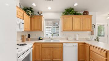 Een koelkast, een microgolfoven, een oven, een kookplaat