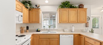 COMFY-COZY, Quiet, EV car CHARGER, GARAGE, Recliner 