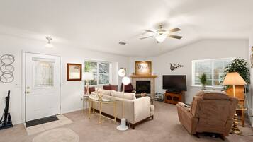 Smart-tv, een open haard, een dvd-speler en boeken