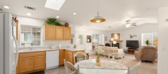 COMFY-COZY, Quiet, EV car CHARGER, GARAGE, Recliner 