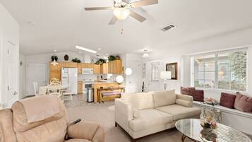 Smart-tv, een open haard, een dvd-speler en boeken