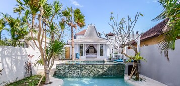 Honeymoon Suite | Minibar, desk, free WiFi, bed sheets