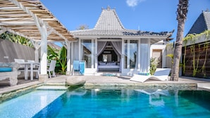 A poolside area with a covered seating area, a bed, and a view of the pool. - Mahi Mahi Villa & Suites (Pecatu)