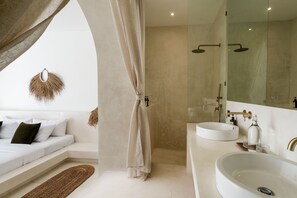 Minibar, desk, free WiFi, bed sheets - Mahi Mahi Villa & Suites (Pecatu)