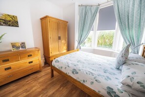 3 chambres, fer et planche à repasser, lit de bébé portatif