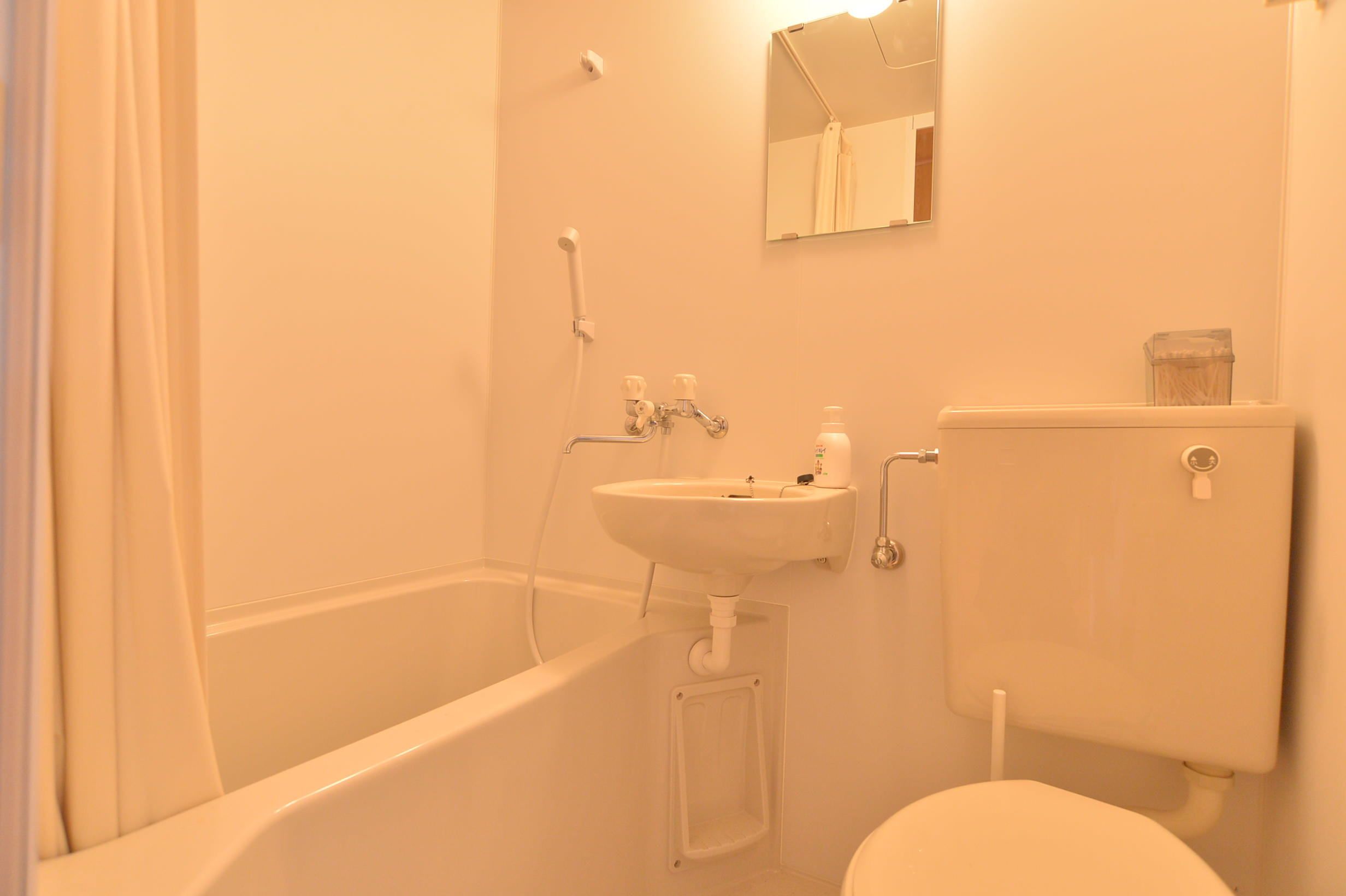 combined shower/bathtub, deep-soaking bathtub, free toiletries