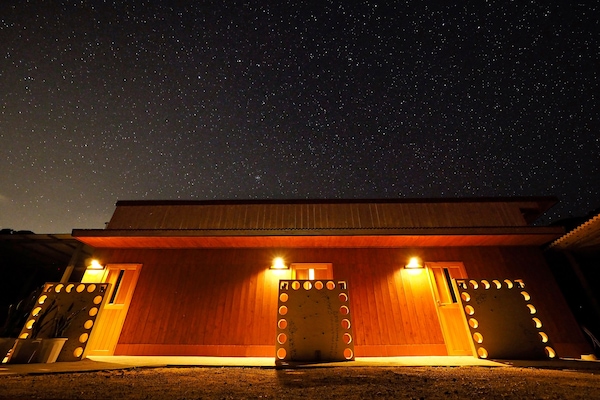 Vista frontal de la propiedad por la tarde o noche