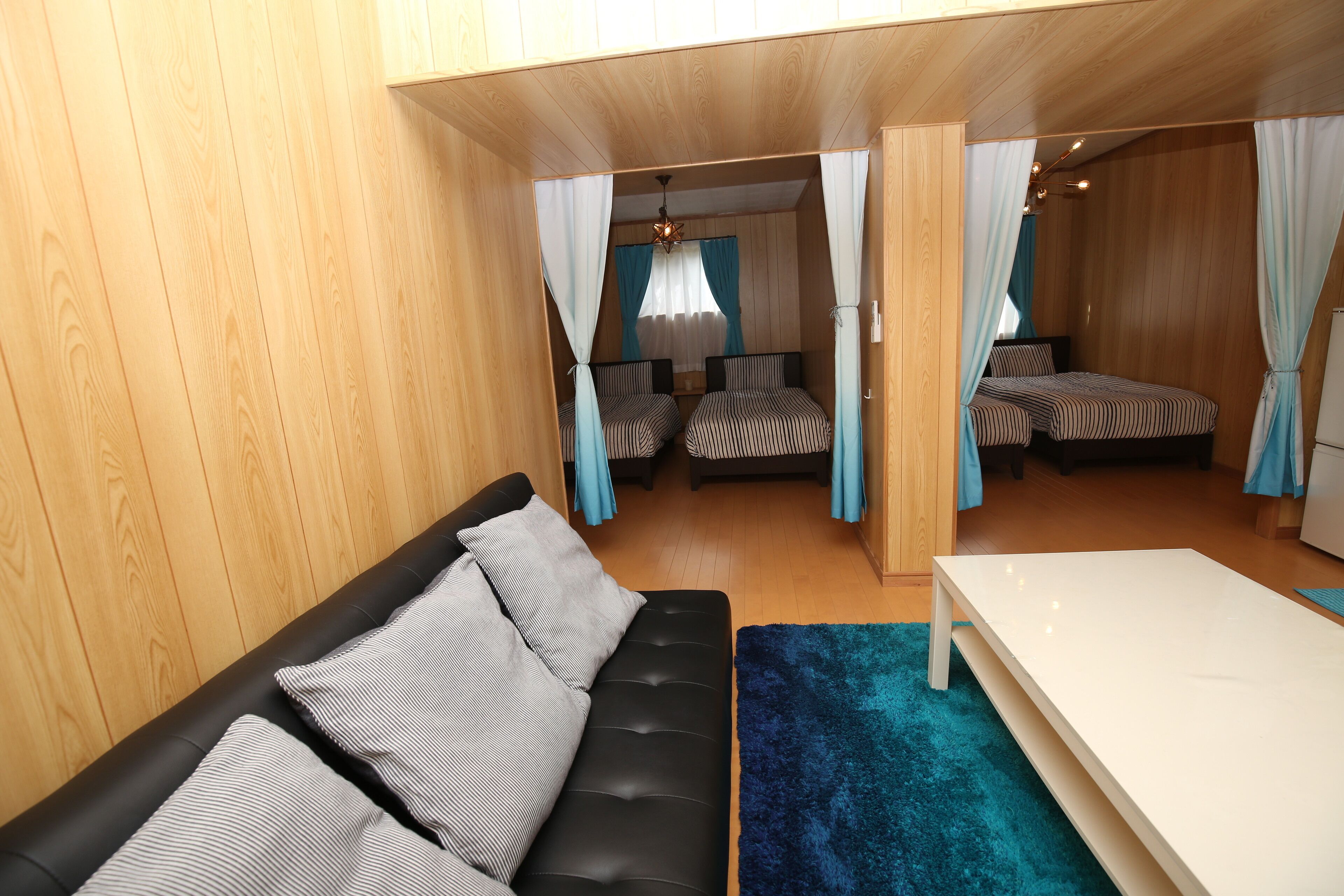 Televisión LCD de 32 pulgadas con canales por satélite, una televisión